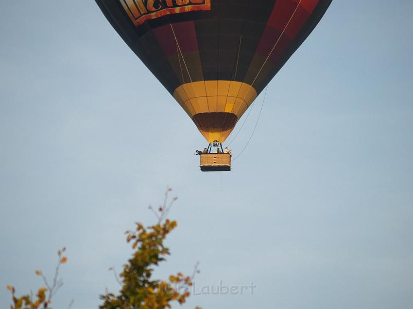 Heissluftballon im vorbei fahren  P20.JPG